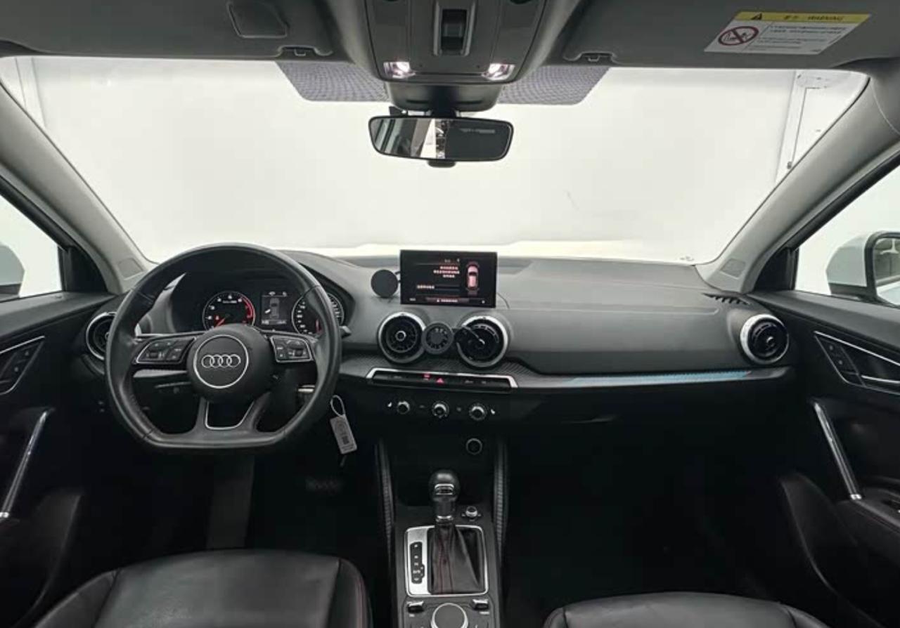 Audi Q2L 35 TFSI — салон