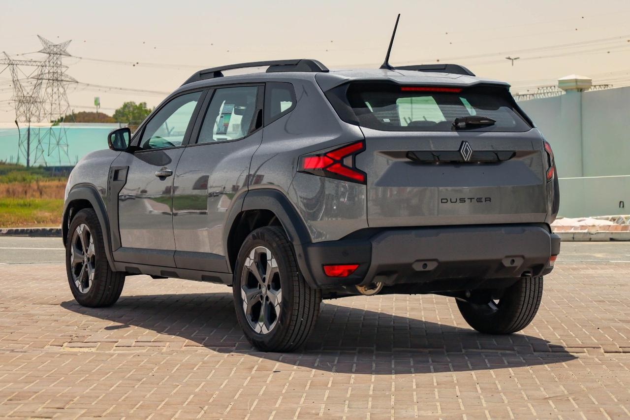 Seryy Renault Duster 3 pokoleniya, vid szadi-sboku, krupno shild DUSTER